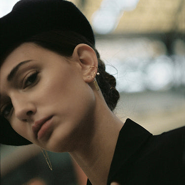 Modelo con pendiente Ear Cuff Charlotte Orbit-Mini de Oro 18kt y diamante natural