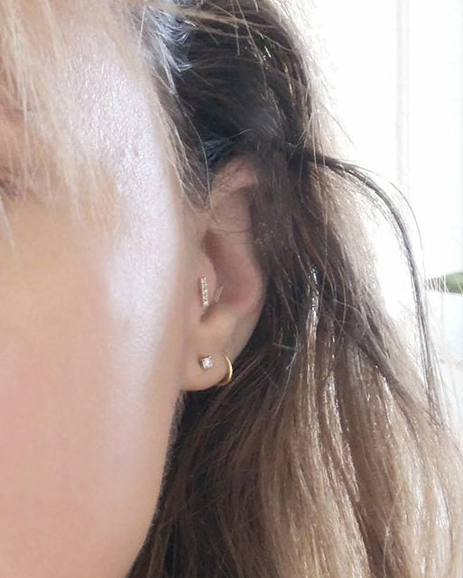 Earcuff mini de oro 18kt con Diamante natural Charlotte para oreja izquierda