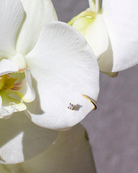 Earcuff Charlotte Orbit-mini de Oro 18kt y Diamante natural sobre orquídea