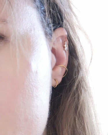 Marta Blanco con Ear Cuff de oro 18kt Charlotte para oreja izquierda